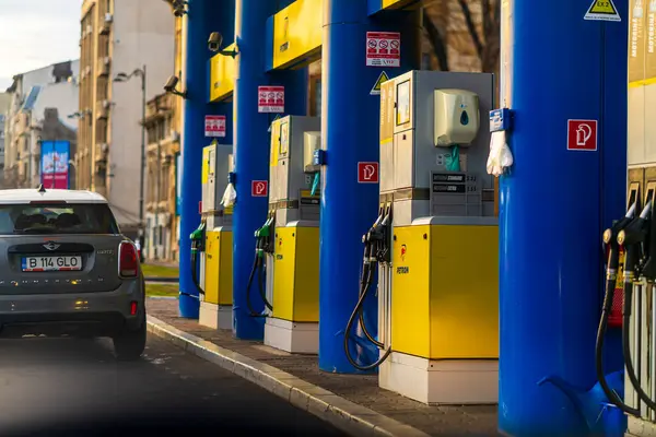 Romen Petrom benzin istasyonunun logosu. Benzin fiyatları yükseliyor