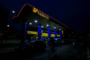 Romen Petrom benzin istasyonunun logosu. Benzin fiyatları yükseliyor