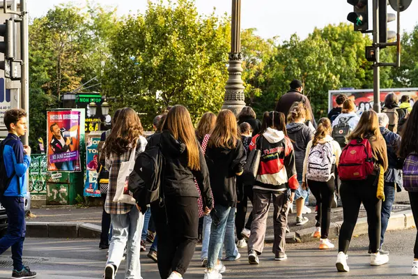 Karşıdan karşıya geçen insanlar. Bükreş, Romanya, 2023