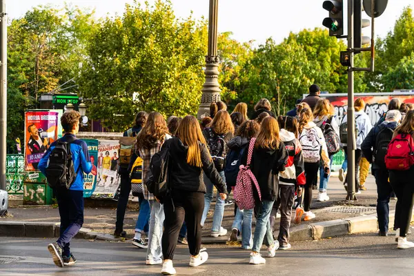 Karşıdan karşıya geçen insanlar. Bükreş, Romanya, 2023