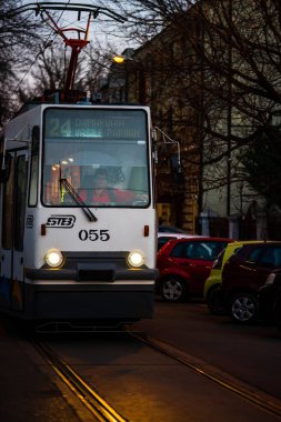 Bükreş Ulaştırma Toplumu (STB) tramvayı trafikte