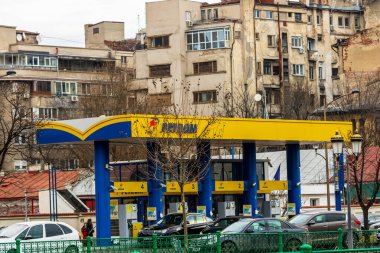 Romen Petrom benzin istasyonunun logosu. Benzin fiyatları yükseliyor
