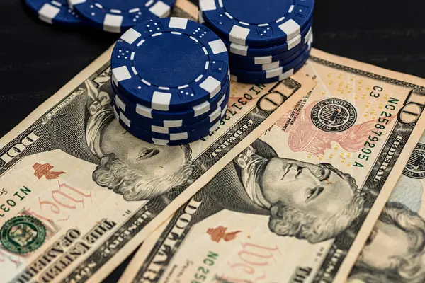 Siyah arka planda parası olan poker fişleri yığını, Amerikan Doları para birimi