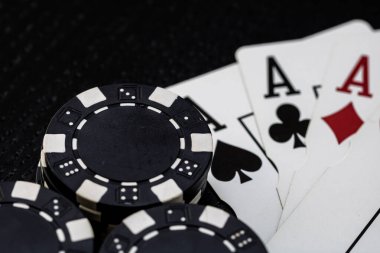 Kumarhane fişleri ve kartlar masada. Poker kumar konsepti