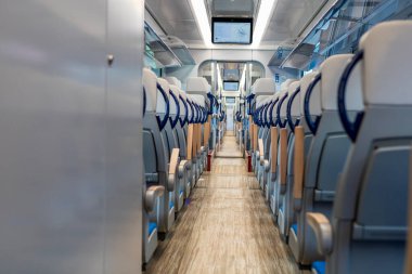Bükreş Kuzey Tren İstasyonu 'ndaki Alstom treninin içi (Gara de Nord Bucuresti))