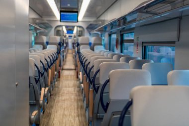 Bükreş Kuzey Tren İstasyonu 'ndaki Alstom treninin içi (Gara de Nord Bucuresti))