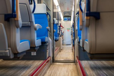 Bükreş Kuzey Tren İstasyonu 'ndaki Alstom treninin içi (Gara de Nord Bucuresti))