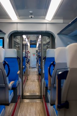 Bükreş Kuzey Tren İstasyonu 'ndaki Alstom treninin içi (Gara de Nord Bucuresti))