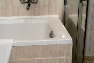 Temiz banyo modern banyo. Otel küveti ve banyo beyaz hijyen konsepti