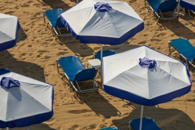 Tropikal plajda şemsiyeli plaj sandalyeleri