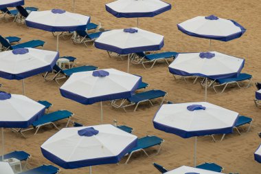 Tropikal plajda şemsiyeli plaj sandalyeleri