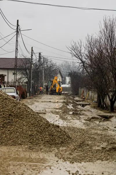 İnşaat alanında kepçe kazıcı
