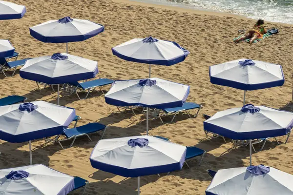 Tropikal plajda şemsiyeli plaj sandalyeleri