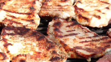 Izgara domuz eti dilimleri. Izgarada pişmiş sulu biftek. Biftek ateşte kömür kızgın ızgara ateşte ve dumanda