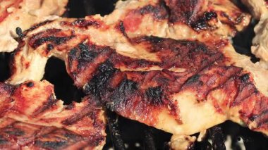 Izgara domuz eti dilimleri. Izgarada pişmiş sulu biftek. Biftek ateşte kömür kızgın ızgara ateşte ve dumanda