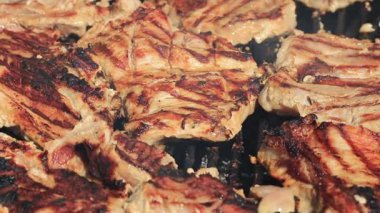 Izgara domuz eti dilimleri. Izgarada pişmiş sulu biftek. Biftek ateşte kömür kızgın ızgara ateşte ve dumanda