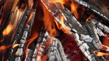 Ateşli barbekü ızgarası. Parlak alevli boş kömür ızgarası.