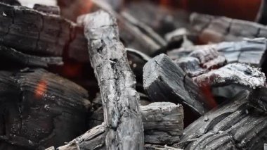Ateşli barbekü ızgarası. Parlak alevli boş kömür ızgarası.