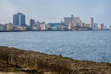 Okyanus manzaralı Havana şehri. Havana, Küba 'daki ünlü Malecon.