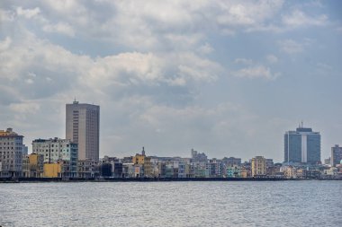 Okyanus manzaralı Havana şehri. Havana, Küba 'daki ünlü Malecon.