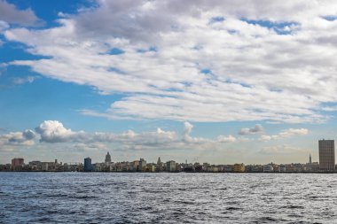 Okyanus manzaralı Havana şehri. Havana, Küba 'daki ünlü Malecon.