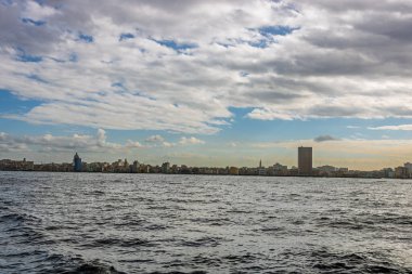 Okyanus manzaralı Havana şehri. Havana, Küba 'daki ünlü Malecon.