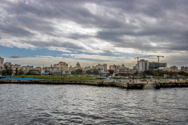 Okyanus manzaralı Havana şehri. Havana, Küba 'daki ünlü Malecon.