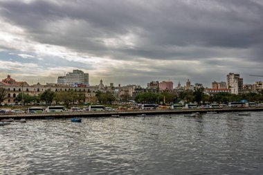 Okyanus manzaralı Havana şehri. Havana, Küba 'daki ünlü Malecon.