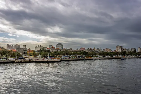 Okyanus manzaralı Havana şehri. Havana, Küba 'daki ünlü Malecon.