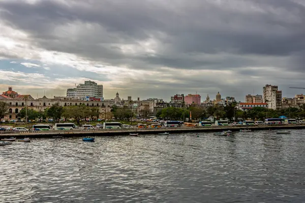 Okyanus manzaralı Havana şehri. Havana, Küba 'daki ünlü Malecon.