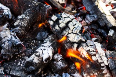 Barbekü ızgarası, yanan odun ve ateş alevleri. Parlak alevli boş kömür ızgarası.
