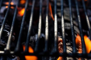 Barbekü ızgarası, yanan odun ve ateş alevleri. Parlak alevli boş kömür ızgarası.