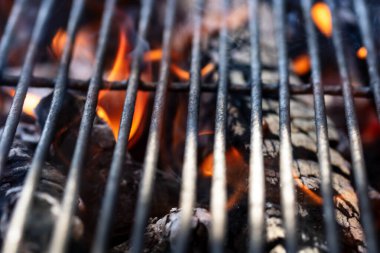 Barbekü ızgarası, yanan odun ve ateş alevleri. Parlak alevli boş kömür ızgarası.