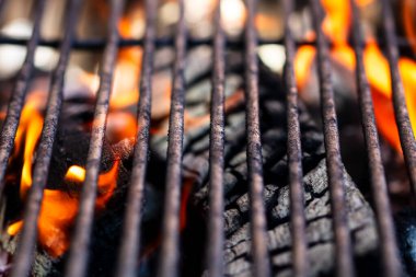 Barbekü ızgarası, yanan odun ve ateş alevleri. Parlak alevli boş kömür ızgarası.