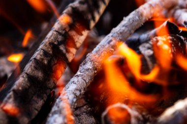 Barbekü ızgarası, yanan odun ve ateş alevleri. Parlak alevli boş kömür ızgarası.