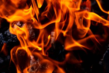 Barbekü ızgarası, yanan odun ve ateş alevleri. Parlak alevli boş kömür ızgarası.
