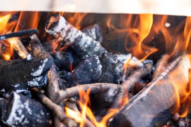 Barbekü ızgarası, yanan odun ve ateş alevleri. Parlak alevli boş kömür ızgarası.