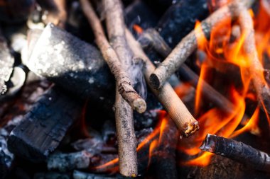 Barbekü ızgarası, yanan odun ve ateş alevleri. Parlak alevli boş kömür ızgarası.