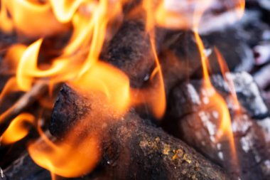 Barbekü ızgarası, yanan odun ve ateş alevleri. Parlak alevli boş kömür ızgarası.