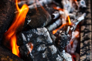 Barbekü ızgarası, yanan odun ve ateş alevleri. Parlak alevli boş kömür ızgarası.