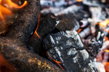 Barbekü ızgarası, yanan odun ve ateş alevleri. Parlak alevli boş kömür ızgarası.