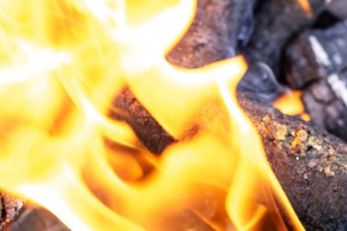 Barbekü ızgarası, yanan odun ve ateş alevleri. Parlak alevli boş kömür ızgarası.