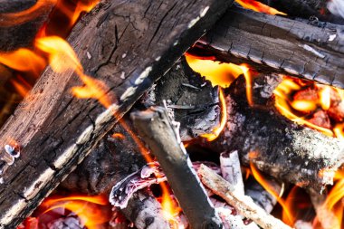 Barbekü ızgarası, yanan odun ve ateş alevleri. Parlak alevli boş kömür ızgarası.