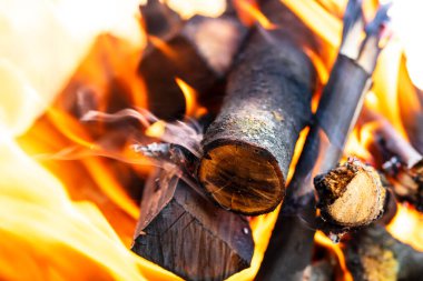 Barbekü ızgarası, yanan odun ve ateş alevleri. Parlak alevli boş kömür ızgarası.