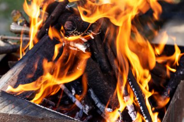 Barbekü ızgarası, yanan odun ve ateş alevleri. Parlak alevli boş kömür ızgarası.