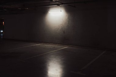 Boş yer altı garajı. Boş park yeri ve loş ışık
