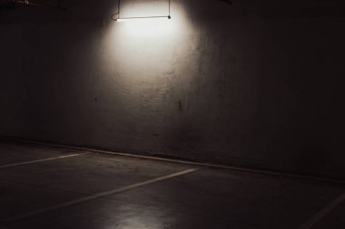 Boş yer altı garajı. Boş park yeri ve loş ışık