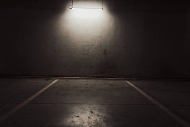 Boş yer altı garajı. Boş park yeri ve loş ışık