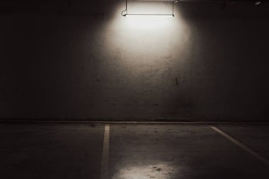 Boş yer altı garajı. Boş park yeri ve loş ışık