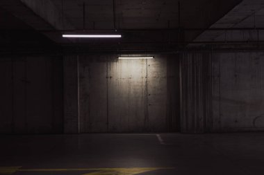 Boş yer altı garajı. Boş park yeri ve loş ışık